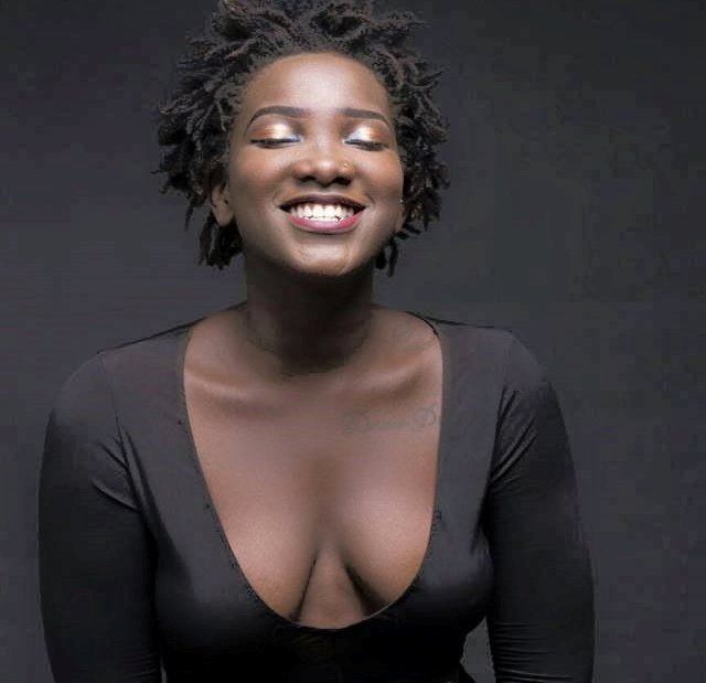 "Ebony Reigns est triste" - le père de la défunte chanteuse révèle comment il communique avec elle