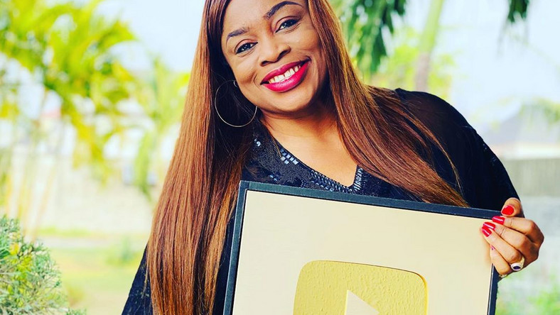 Youtube Awards Sinach A Gold Plaque For Surpassing 1 Million Subscribers!