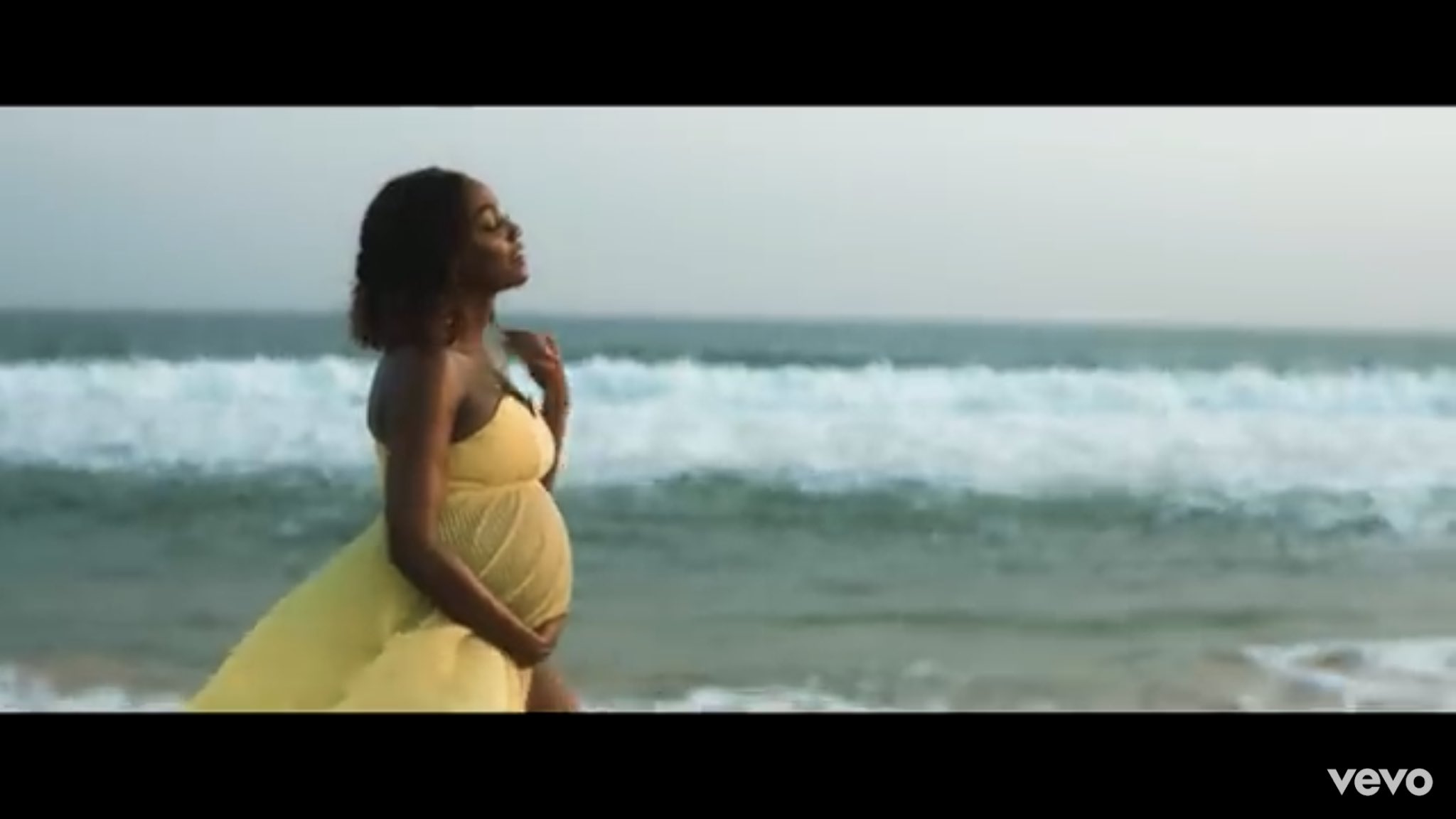 Simi Finally Shows Off Her Baby Bump 