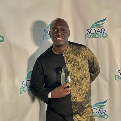 Sammie Okposo wins international artiste of the Year at SOAR Awards!