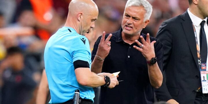 Anthony Taylor and Jose Mourinho (Europa League final between Sevilla and Roma)