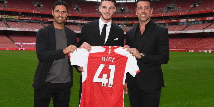 bevind zich Staan voor onvergeeflijk Arsenal Football Club unveils Declan Rice's Jersey number