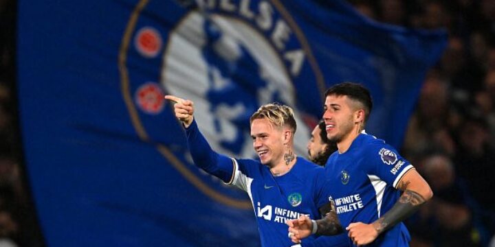 Chelsea celebrate their goal against Arsenal