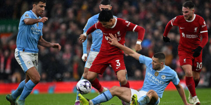 Wataru Endo against Manchester City players