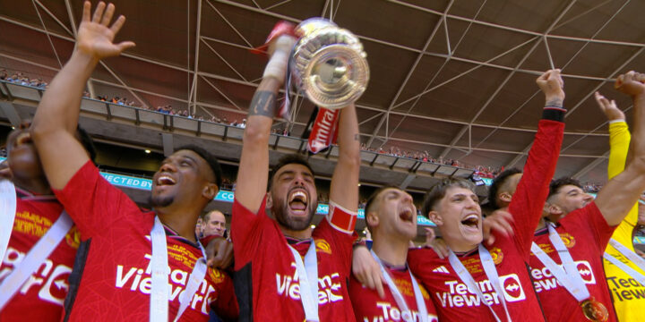 Manchester United players lifting FA Cup trophy