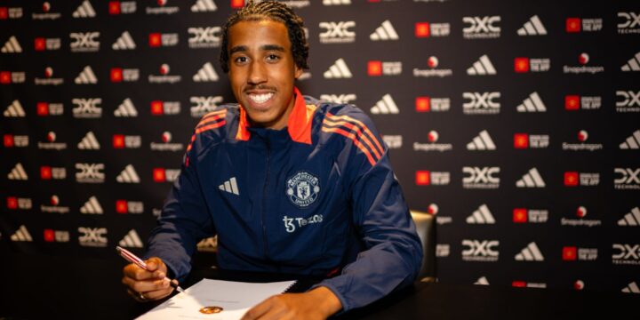 Leny Yoro signing his new deal af Manchester United