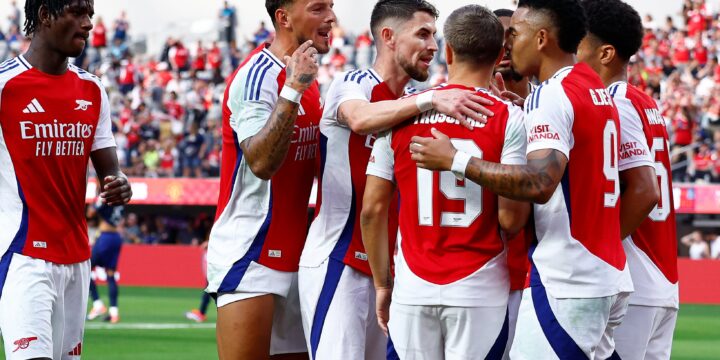 Arsenal players celebrating their goal in the game vs Manchester United