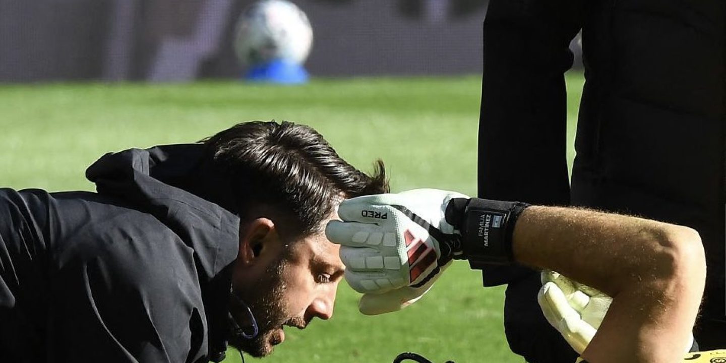 Xabi Alonso provides Emiliano Martínez injury update after Chelsea vs Everton
